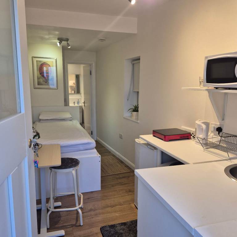 Self-Contained Studio for One Person – Near Boston Manor Tube Station