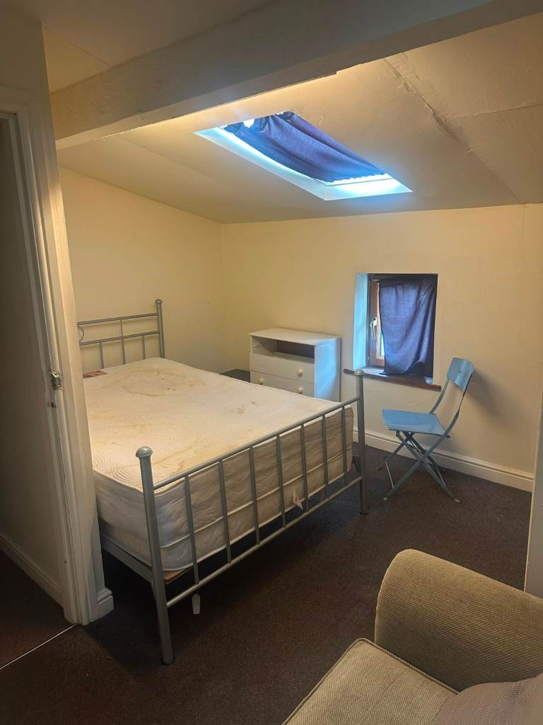 Room for Rent – Quiet, Convenient Location – Shared Bathroom