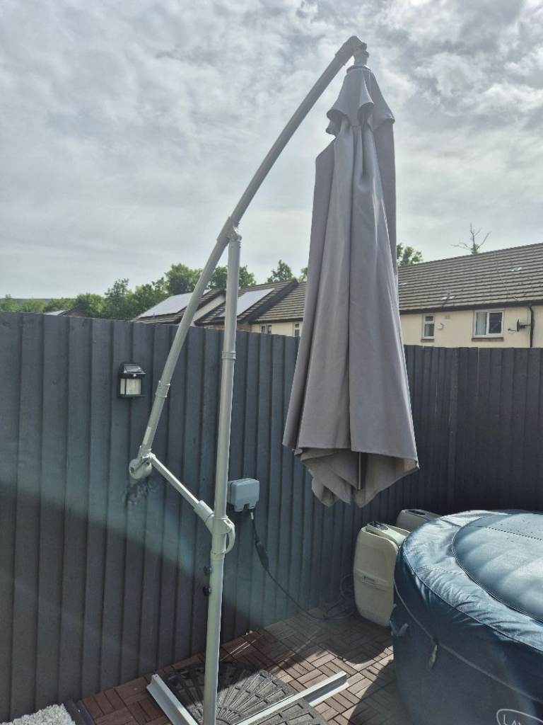 Garden parasol with weights