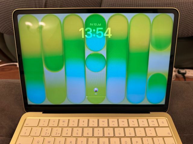 Apple MacBook Neo Citrus Yellow 8GB RAM 256GB SSD - Only 14 Cycles