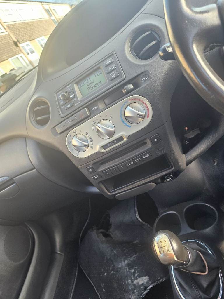 Toyota yaris 1.3 petrol T spirit spec 5dr only 76k mileage look