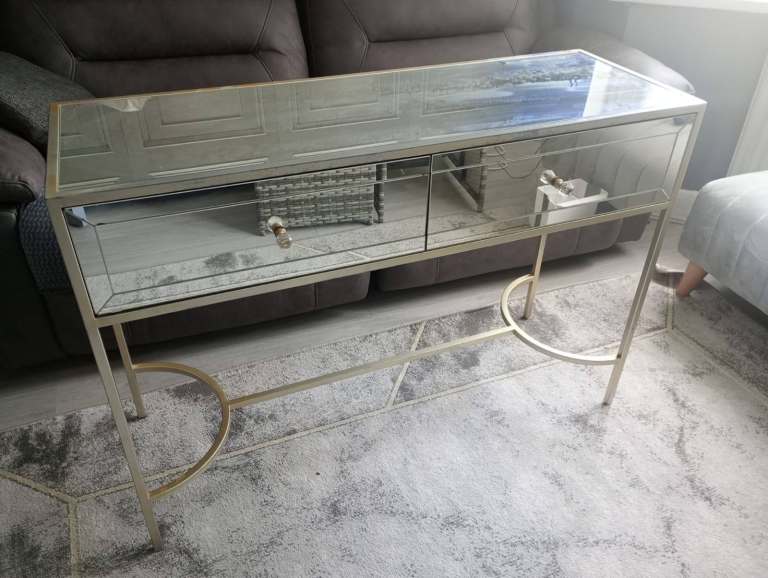 Mirrored dressing table can deliver 
