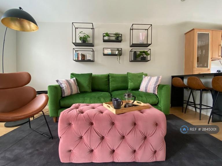2 bedroom house in Sonning Gardens, Hampton, TW12 (2 bed) (#2845001)