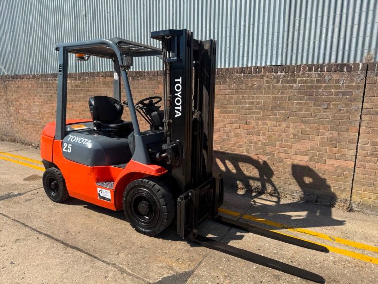 2007 Toyota 2.5t diesel forklift, container spec triple mast, 