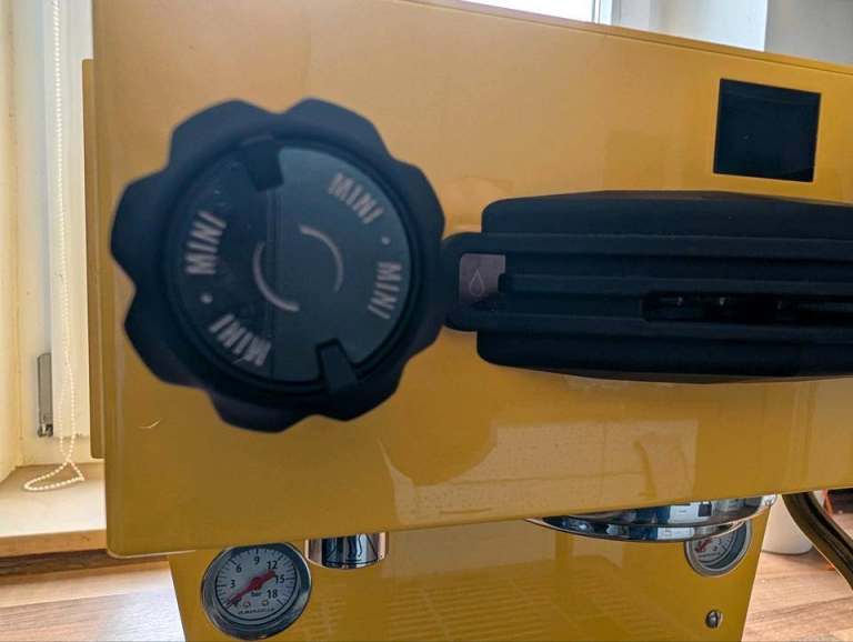 La Marzocco Linea Mini R Espresso Machine - Yellow, As Good As New for Sale