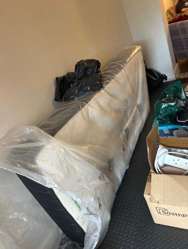 Single bed 800 pocket spring mattress. **Near perfect condition** *Hardly Used*