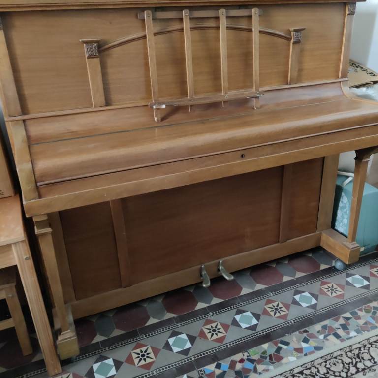 Upright piano