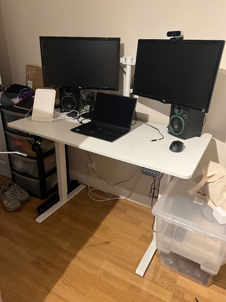 Sit/stand desk with electric height adjustment
