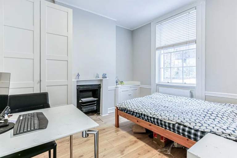 Includes Bills 2 Double Rooms Share 2 Bath Kitchen Laundry To Let Very Near Rail Tube Bus Shops