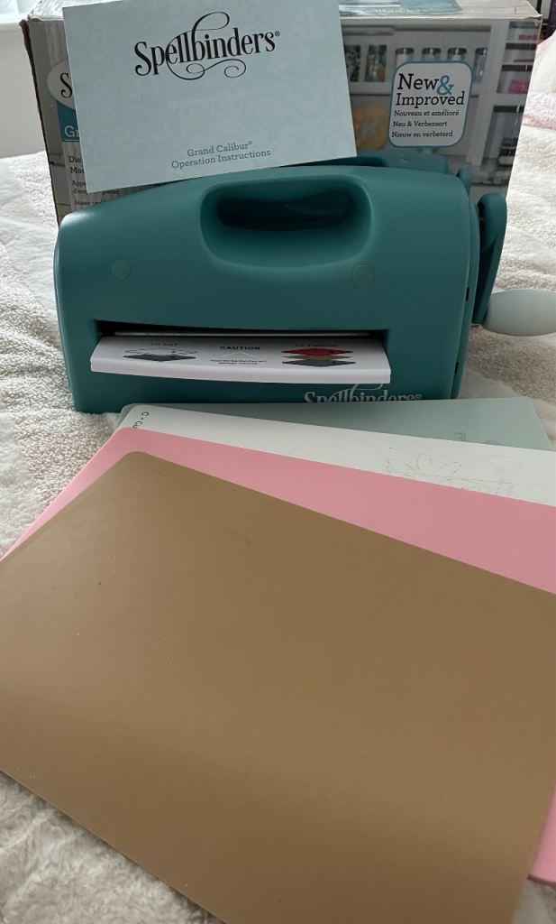 Grand calibre emboss and cutting machine with a selection of dies and embossing folders