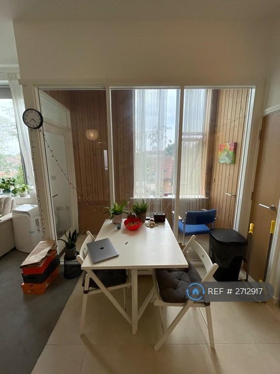 1 bedroom flat in Brent Road, London, E16 (1 bed) (#2712917)