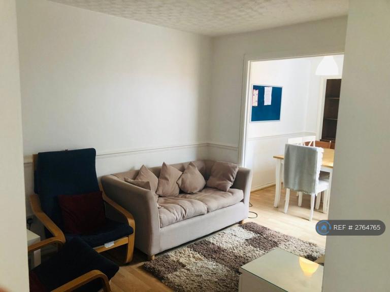 5 bedroom house in Pine Way, Englefield Green, Egham, TW20 (5 bed) (#2764765)