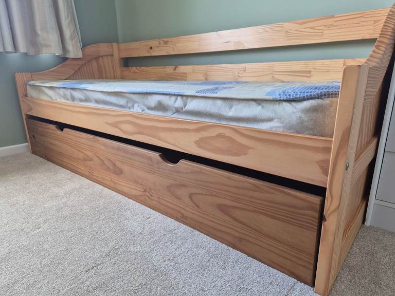 Pine Day Bed with Pull-Out Storage Drawer – Good Condition