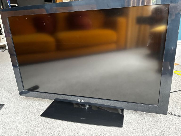 LG 37LD450 37-inch LCD TV – Good Condition