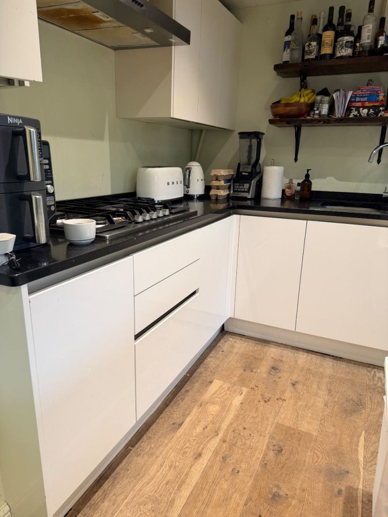 Magnet Kitchen for Sale – Island, Soft Close & Appliances Included