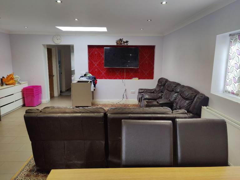 En suite double room near Redbridge Underground station 20 meter to Central London clean and tidy