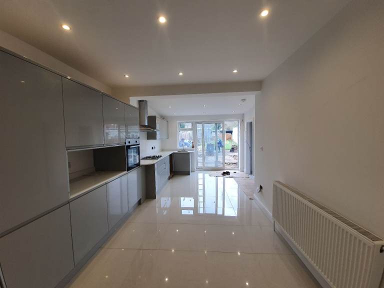 LARGE 4 BED HOUSE+GARDEN+DRIVE WAY IN HARROW MUST SEE 