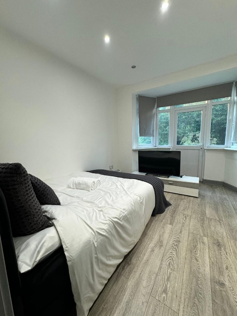 Studio Flat in Romford RM5 3BH