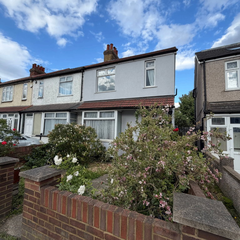 3 Bed detached house ready to rent in Dawley Road, Hayes, UB3