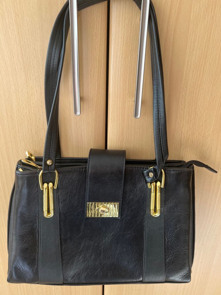  Black Leather Handbag – Elegant & Timeless