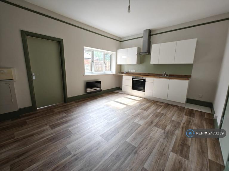 2 bedroom flat in Carysfort Road, Bournemouth, BH1 (2 bed) (#2473339)