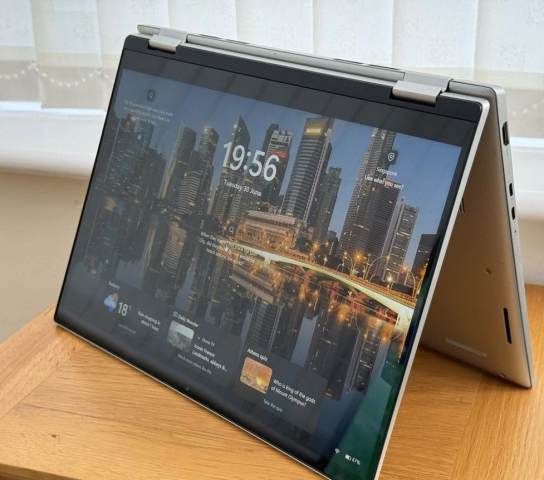 Like new Dell 2 in1 Touch screen laptop i5 12th gen 8 GB ram 256