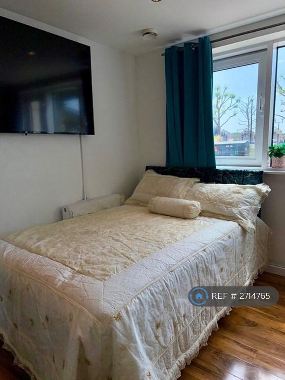1 bedroom in Adriatic Apartments, London, E16 (#2714765)