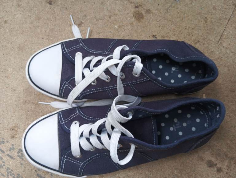 Ladies Size 6 Blue/White stylish Flats 