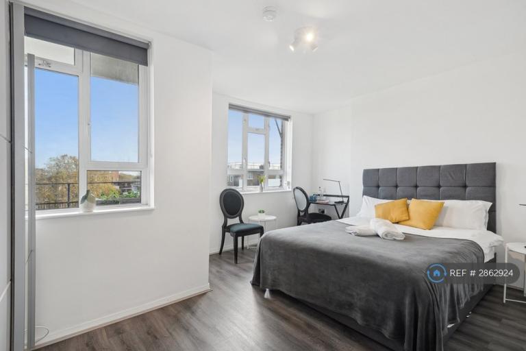 1 bedroom in Stewart's Road, Patmore Estate, SW8 (#2862924)