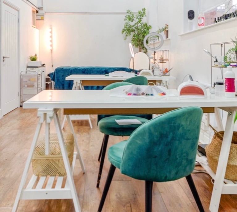 Beauty Room & Nail Table & Hair Chair To Rent in the City Centre!