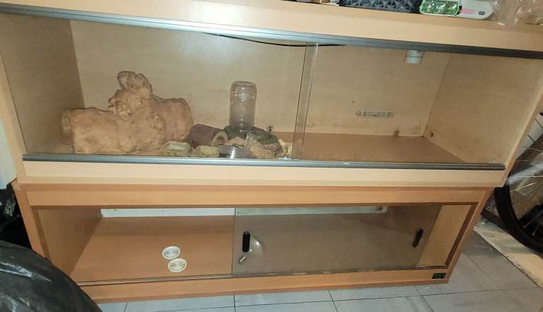x2 4ft vivariums *see photos and description