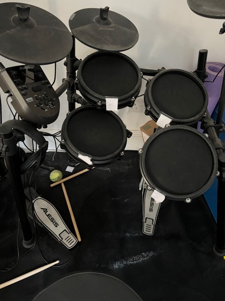 Alesis Nitro Mesh Electronic Drum Kit + Carlsbro EDA30 Amp + Stool