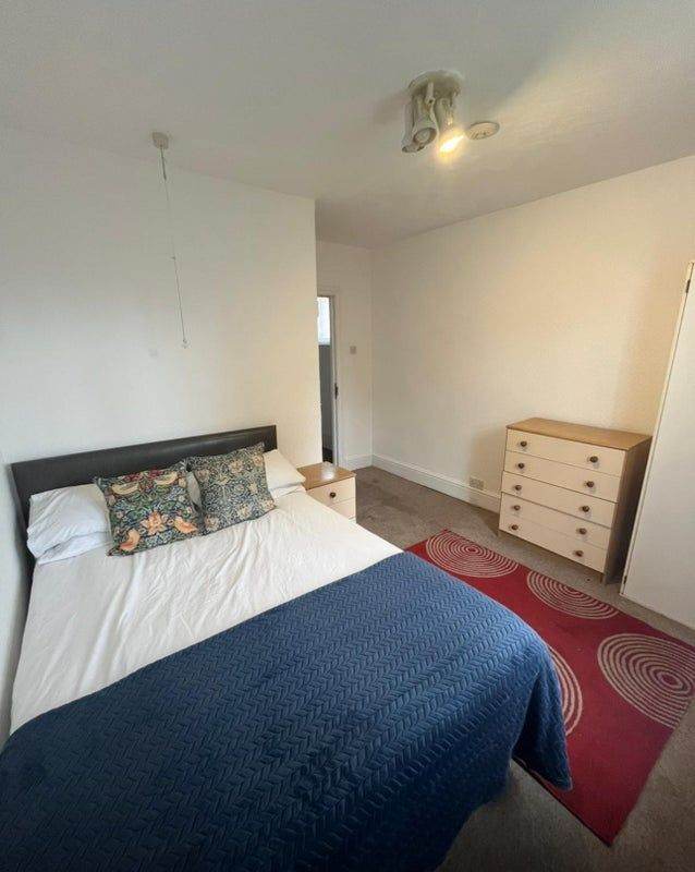 Dbl room in lovely HMO near shops&train station