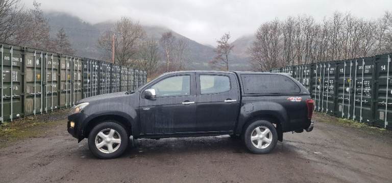 ISUZU DMAX YUCON  CREWCAB PICKUP  JUNE  2015 1  FULL MOT FACTORY BLACK.   