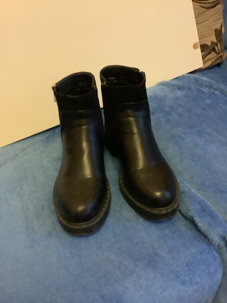Truffle colestion  boots size 5 