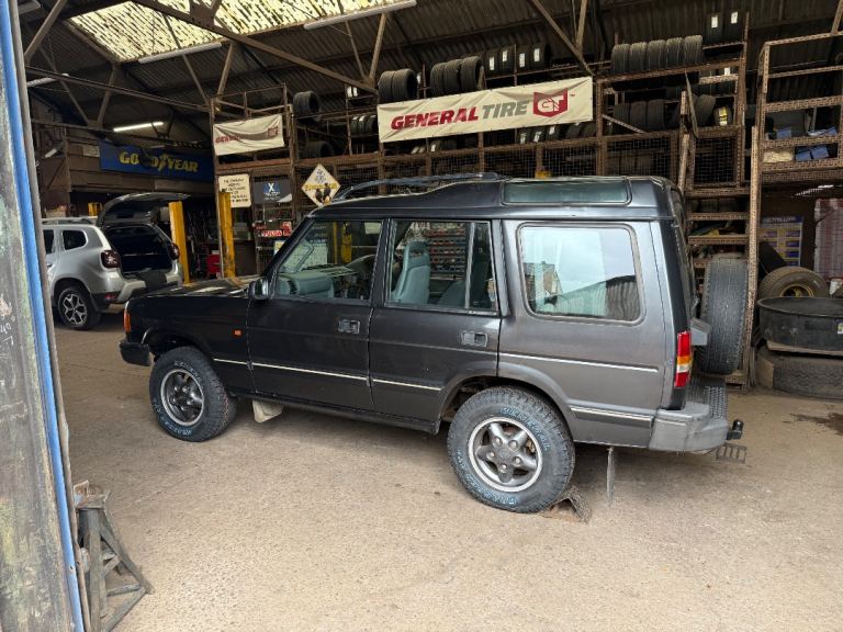 Land Rover Discovery 1 - Classic Black 4x4