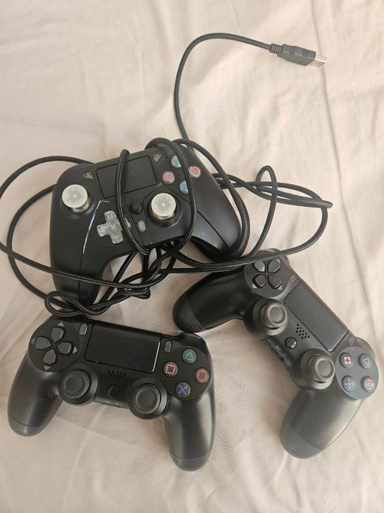 Ps4 controllers x 3 Offer Bundle