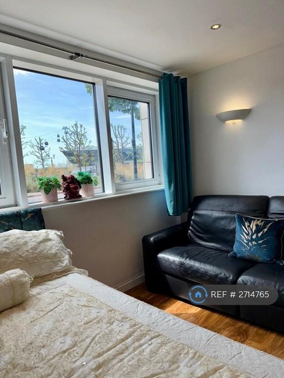 1 bedroom in Adriatic Apartments, London, E16 (#2714765)
