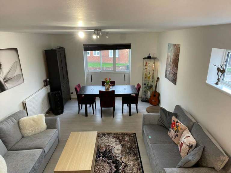 Modern 1-Bedroom Flat with Private Parking – Hendon Central, NW4 