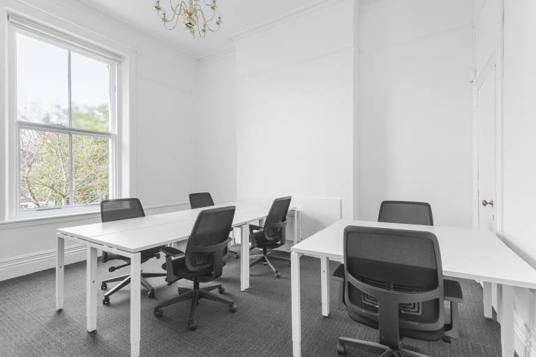 Coventry - CV1 2DY \ Fully Furnished Office with 5 Desks
