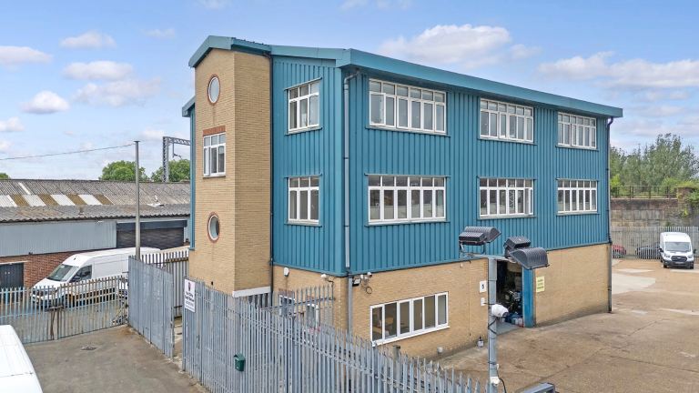 200 SQFT UNIT TO RENT IN LEYTON 