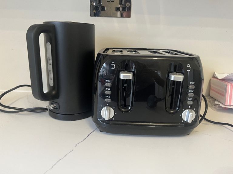 Black Kettle and four Toaster Set – Good Condition