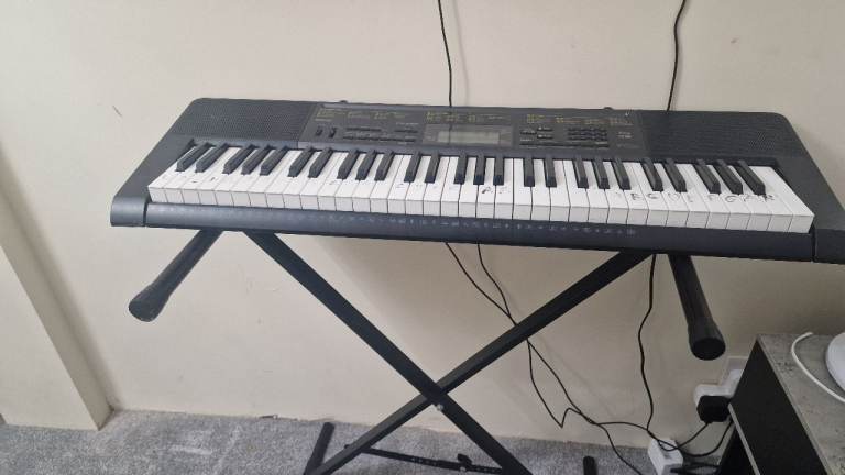 Electric Keyboard with Stand – Good Condition