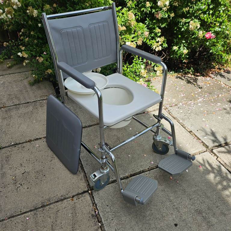 Wheeled commode chair locking castors removable pan wheelchair