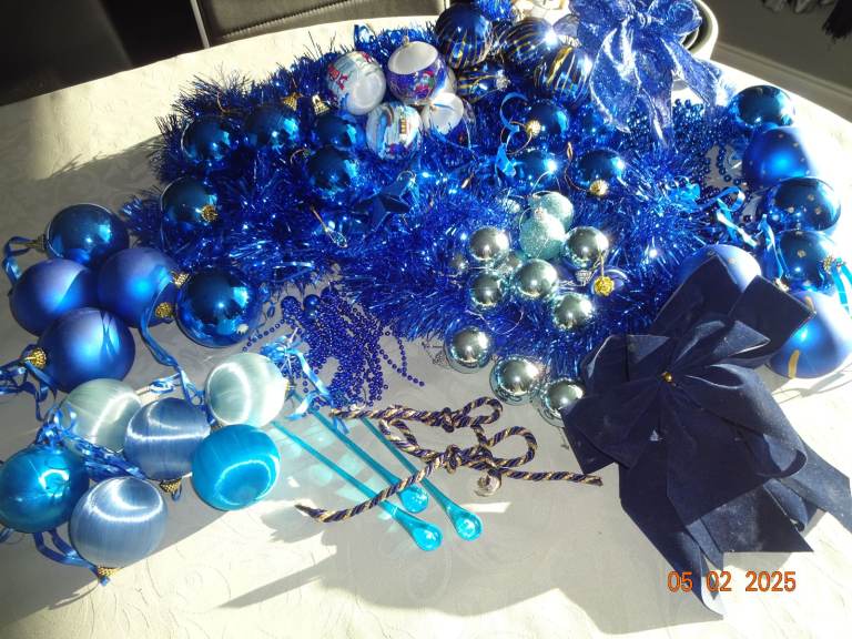Xmas Tree Decorations – Tinsel – Baubles etc = BLUES = 84 Pieces