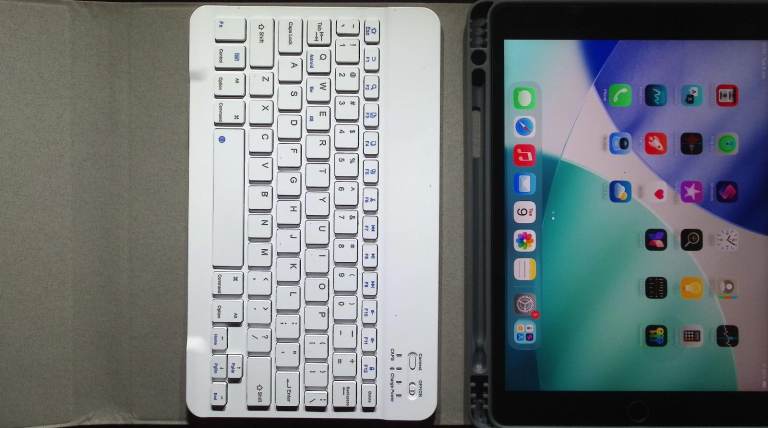 Apple iPad 9th Gen 64GB Space Grey WiFi + Bluetooth Keyboard Case
