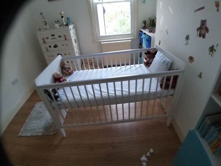 Mamas & Papas cot/bed and mattress