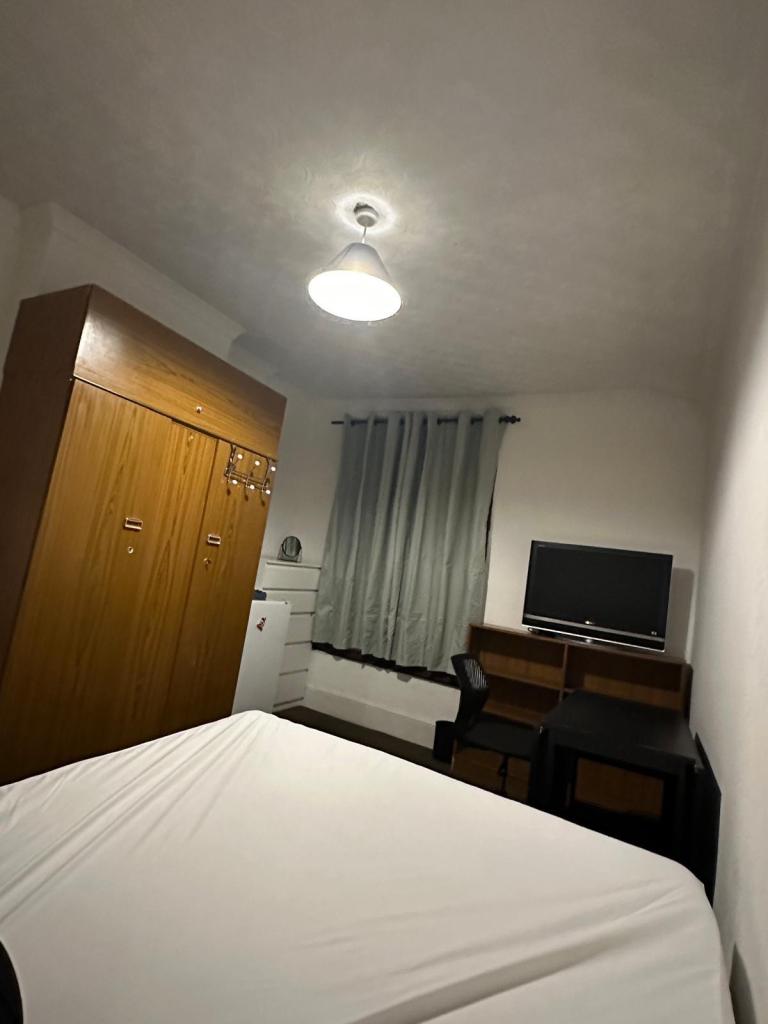 Double bedroom 5 mins walking from Leyton Station 
