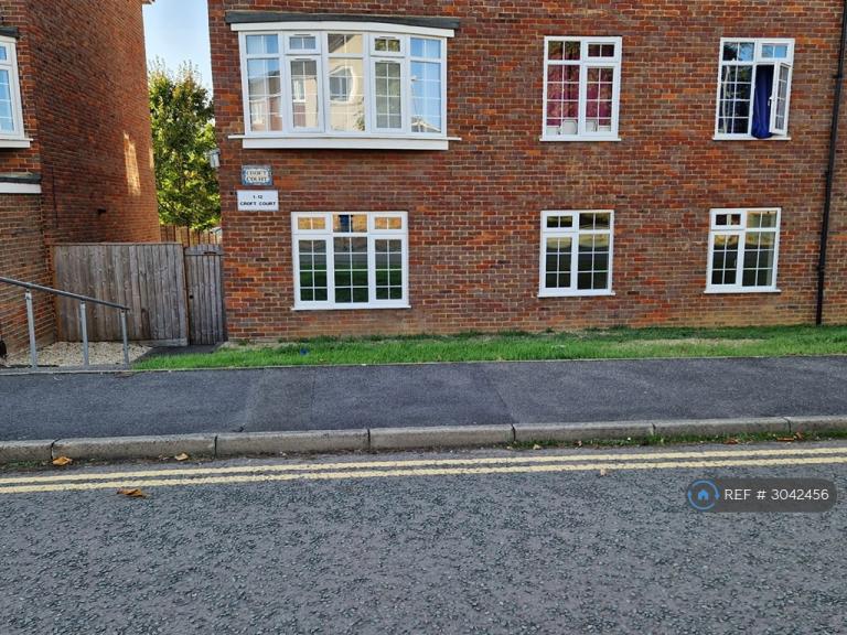 2 bedroom flat in Croft Road, Aylesbury, HP21 (2 bed) (#3042456)