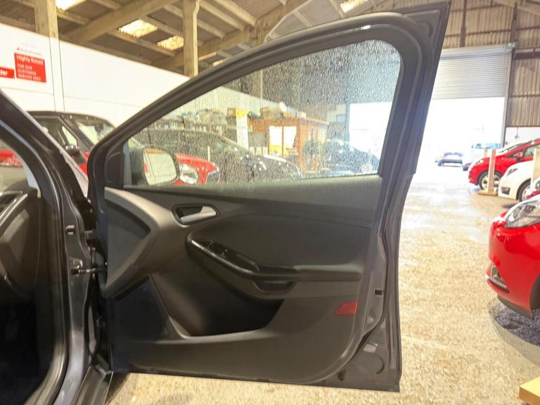 2011 Ford Focus 1.6 125 Zetec 5dr HATCHBACK PETROL Manual